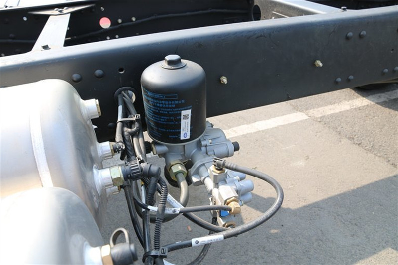 一汽解放 J6L中卡 質(zhì)慧版 180馬力 4X2 6.8米 國(guó)五欄板載貨車(CA1160P62K1L4A1E5)