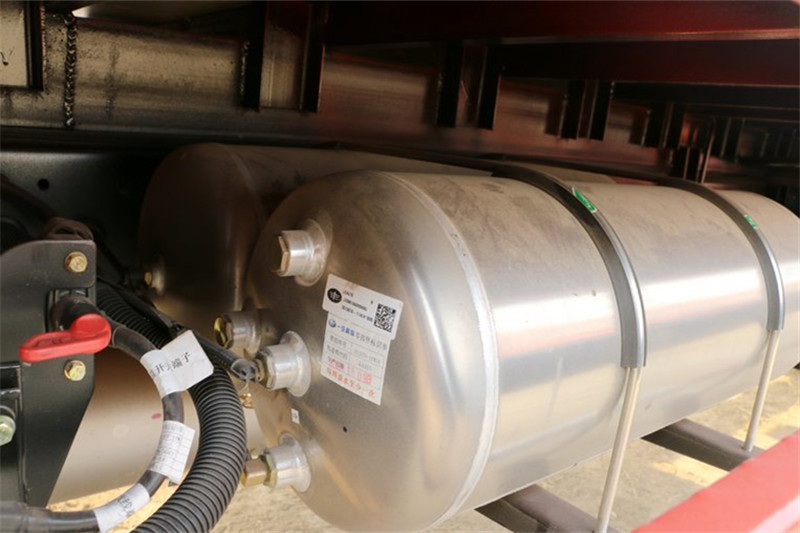 一汽解放 J6L中卡 質(zhì)惠版 180馬力 4X2 6.8米 國(guó)五倉(cāng)柵式載貨車(CA5160CCYP62K1L4E5)