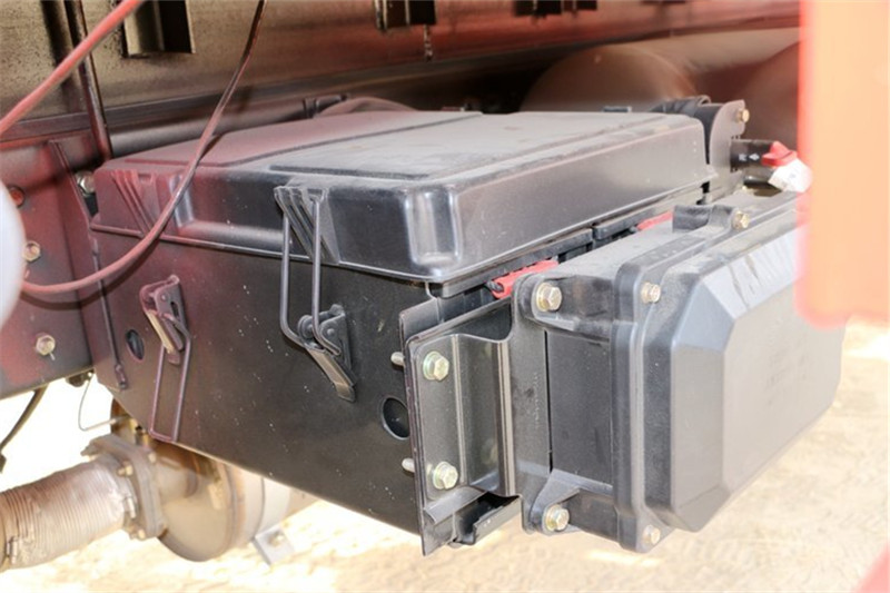 一汽解放 J6L中卡 質(zhì)惠版 180馬力 4X2 6.8米 國(guó)五倉(cāng)柵式載貨車(CA5160CCYP62K1L4E5)