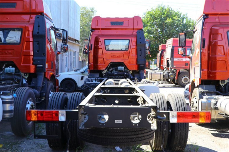 一汽解放 J6L中卡 240馬力 6X2 7.7米 國(guó)五欄板載貨車(CA1250P62K1L5T3E5)