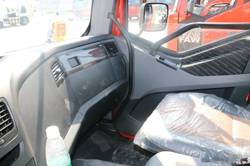 一汽解放 新J6P重卡 領(lǐng)航版 560馬力 6X4牽引車(國六)(CA4250P66K25T1E6)