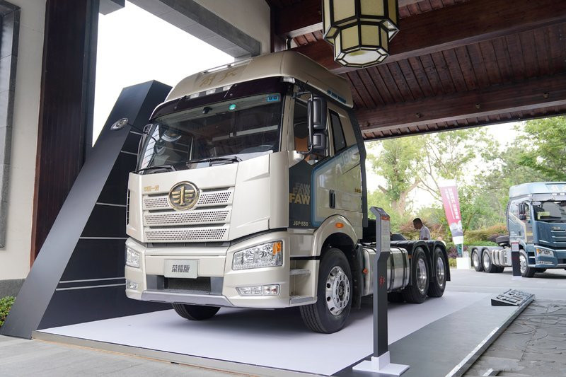 一汽解放 新J6P重卡 領(lǐng)航標載版 四季款 550馬力 6X4 國五牽引車(CA4250P66K25T1A2E5)