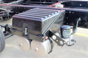 一汽解放青汽 JH6重卡 2019款 320馬力 8X4 9.5米 國五倉柵式載貨車(CA5511CCYP25K1L7T4E5A80)