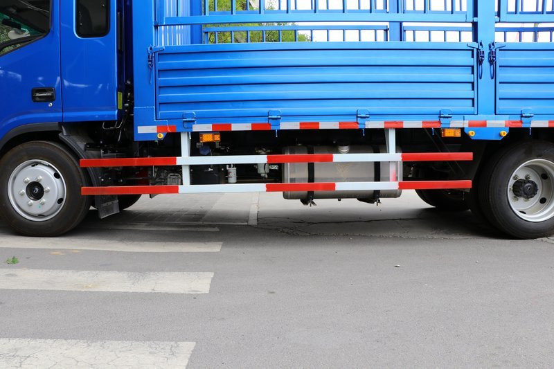 江淮 帥鈴Q7 154馬力 5.2米 國(guó)五排半倉柵式輕卡載貨車(HFC5120CCYP91K1D1V)