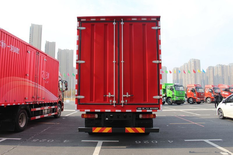  一汽解放 J6L中卡 質(zhì)惠版 220馬力 4X2 6.8米 國五 廂式載貨車(CA5180XXYP62K1L4E5) 