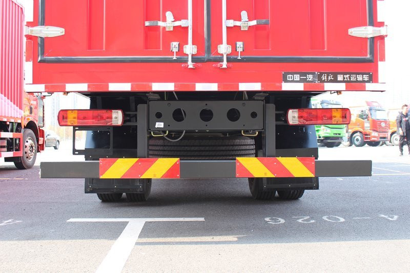  一汽解放 J6L中卡 質(zhì)惠版 220馬力 4X2 6.8米 國五 廂式載貨車(CA5180XXYP62K1L4E5) 