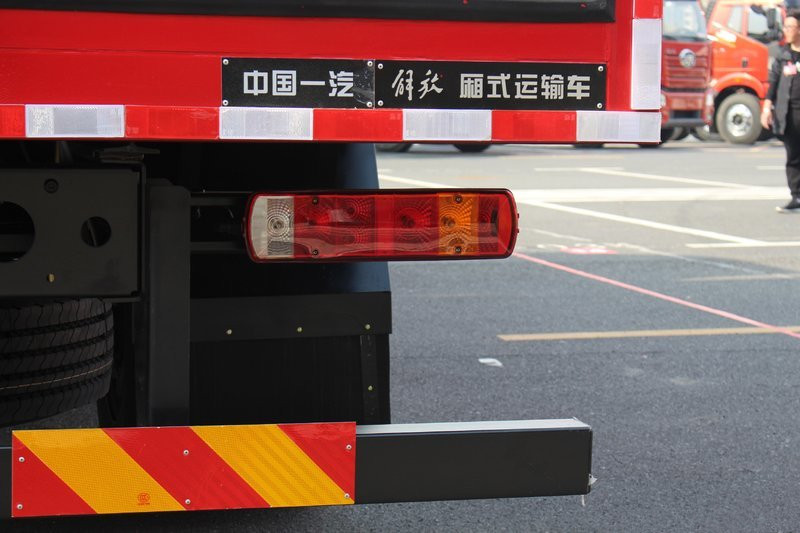  一汽解放 J6L中卡 質(zhì)惠版 220馬力 4X2 6.8米 國五 廂式載貨車(CA5180XXYP62K1L4E5) 