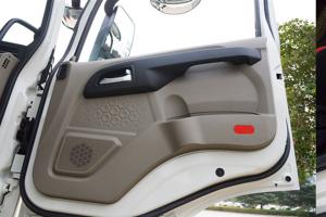 大運(yùn)重卡 V7 1350L氣瓶 460馬力 6X4 國(guó)六 LNG牽引車(CGC4251N6ECBA)