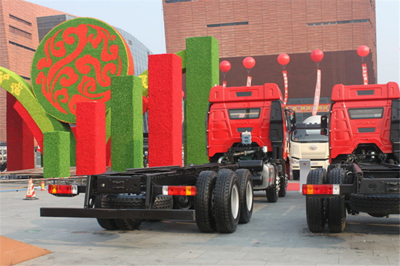 一汽解放 J6P重卡 領(lǐng)航版 420馬力 8X4 9.4米 國(guó)四欄板載貨車(chē)(CA1310P66K24L7T4E4)