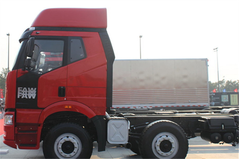 一汽解放 J6P重卡 領(lǐng)航版 420馬力 8X4 9.4米 國(guó)四欄板載貨車(chē)(CA1310P66K24L7T4E4)