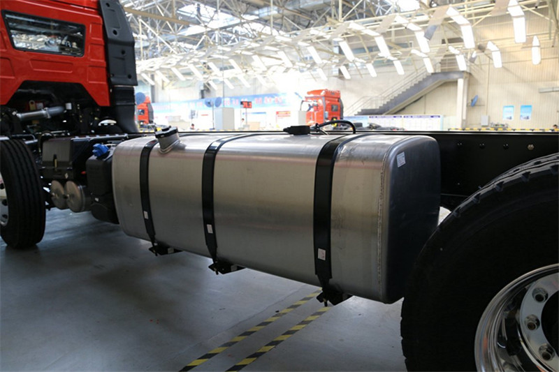 一汽解放 J6P重卡 復(fù)合型 420馬力 8X4 9.5米 國五倉柵式載貨車(CA5310CCYP66K2L7T4E5)