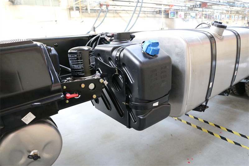 一汽解放 J6P重卡 復(fù)合型 420馬力 8X4 9.5米 國五倉柵式載貨車(CA5310CCYP66K2L7T4E5)