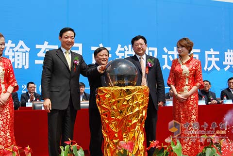 揚州柳工舉行月產(chǎn)銷雙過百慶典