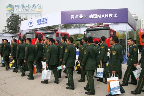 消防學員在青年曼展區(qū)合影