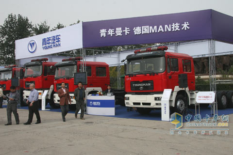 青年曼參加消防車展