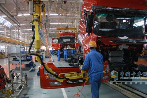 東風(fēng)商用車總裝配廠高效生產(chǎn)線