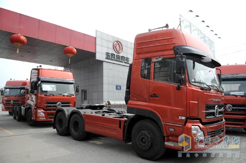 東風重卡魚貫而行，從十堰發(fā)往全國各地