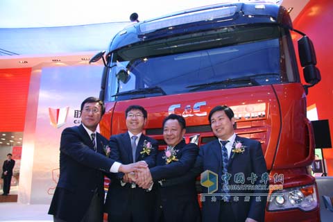集瑞聯(lián)合重卡相關(guān)領(lǐng)導為新車揭幕