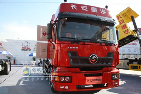 2010北京車(chē)展長(zhǎng)安重汽6X4LNG牽引車(chē)