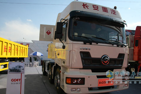 2010北京車(chē)展長(zhǎng)安重汽6X2CNG牽引車(chē)
