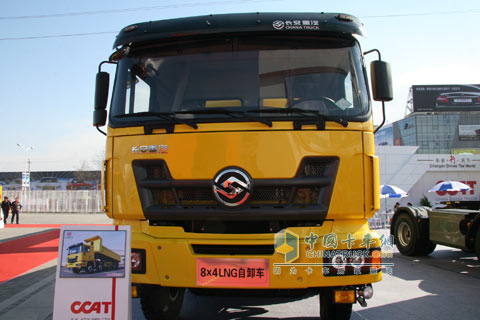 2010北京車(chē)展長(zhǎng)安重汽8X4LNG自卸車(chē)