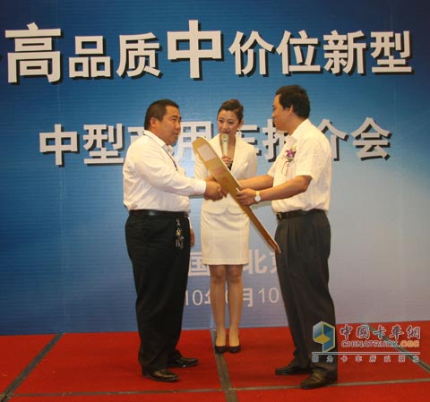 北京慶鈴4S店向北京中通大盈交付鑰匙