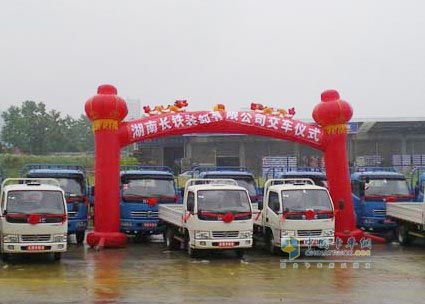 東風輕卡規(guī)?；少弻崿F(xiàn)零突破 22臺東風多利卡達成交付