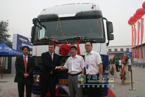 奔馳代表與中鐵物流代表合影留念