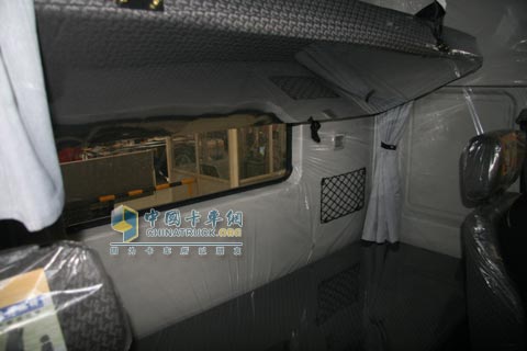 寬敞的臥鋪--比火車上的軟臥還要寬呀！