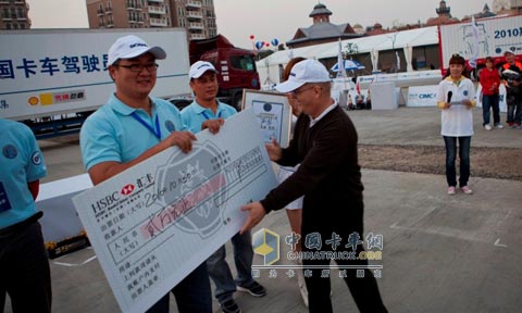 斯堪尼亞集團(tuán)中國戰(zhàn)略中心首席代表兼斯堪尼亞銷售（中國）有限公司執(zhí)行董事何墨池先生向2010斯堪尼亞中國卡車駕駛員大賽全國冠軍嚴(yán)軍頒發(fā)兩萬元獎金
