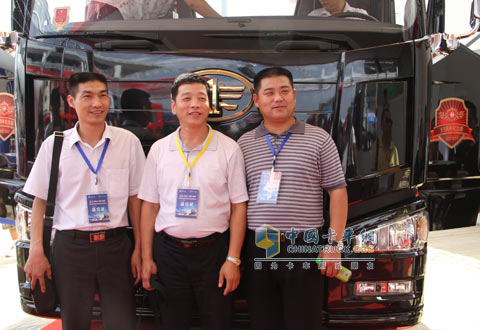 參會(huì)代表與解放卡車(chē)合影