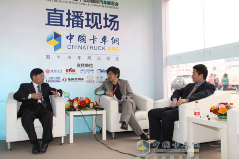 東風(fēng)柳汽程道然做客卡車網(wǎng)直播間(左)