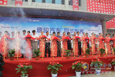 與會(huì)人員為唐駿T3上市進(jìn)行剪彩