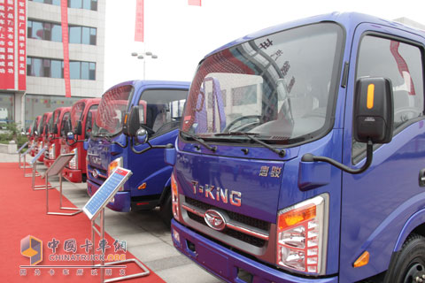 整齊排列的唐駿卡車