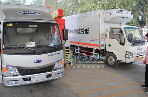 測(cè)試前開瑞綠卡與慶鈴600P在同一加油機(jī)加滿油