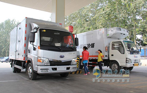 開瑞綠卡與慶鈴600P測(cè)試后回到加油站再次加滿油