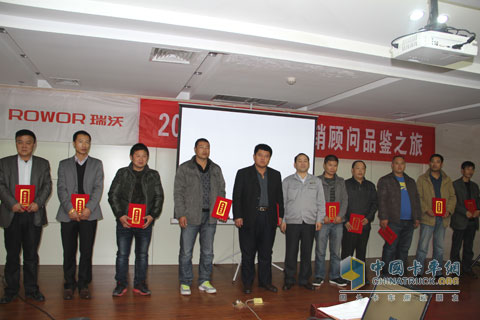 福田汽車工程車事業(yè)部營銷公司副總經(jīng)理謝炳富為用戶頒發(fā)行銷顧問聘書