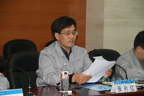 福田汽車工程車事業(yè)部諸城銷售公司常務(wù)副經(jīng)理侯向紅組織用戶座談會