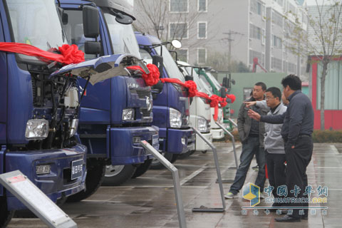 用戶對福田汽車工程車新車進行品鑒