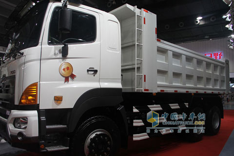 廣汽日野700系列6*4自卸車