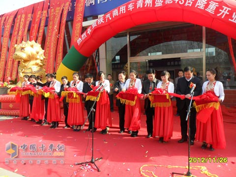 參會嘉賓為4S店開業(yè)剪彩