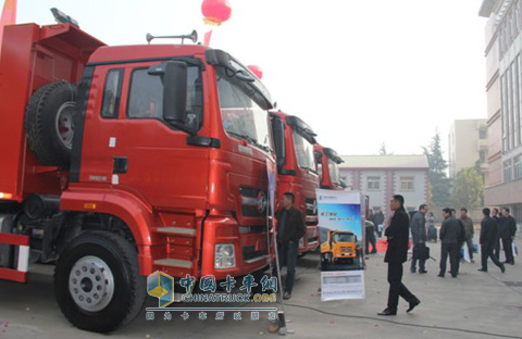 展場觀看陜汽軒德車型的用戶們