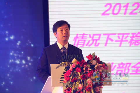 福田汽車集團(tuán)副總裁工程車事業(yè)部總經(jīng)理孫加平進(jìn)行品質(zhì)、能力、創(chuàng)新、發(fā)展的工作報(bào)告