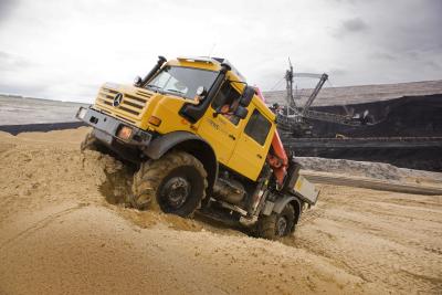 烏尼莫克U5000L雙排駕駛室配隨車吊 卡車網(wǎng)