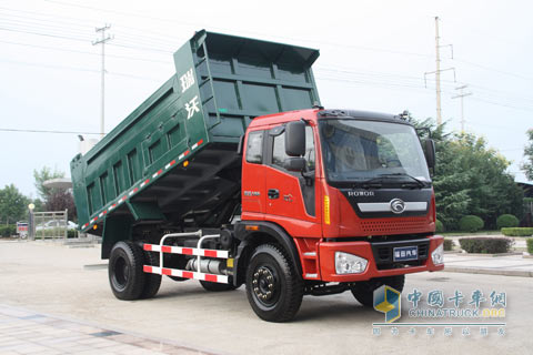 瑞沃180馬力工程車實(shí)景圖